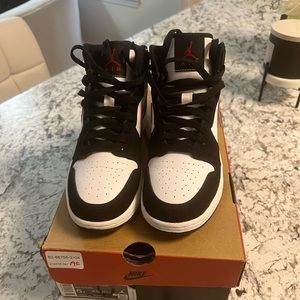 Nike dunk red black and white one's size 5 in kids in fair condition!!!